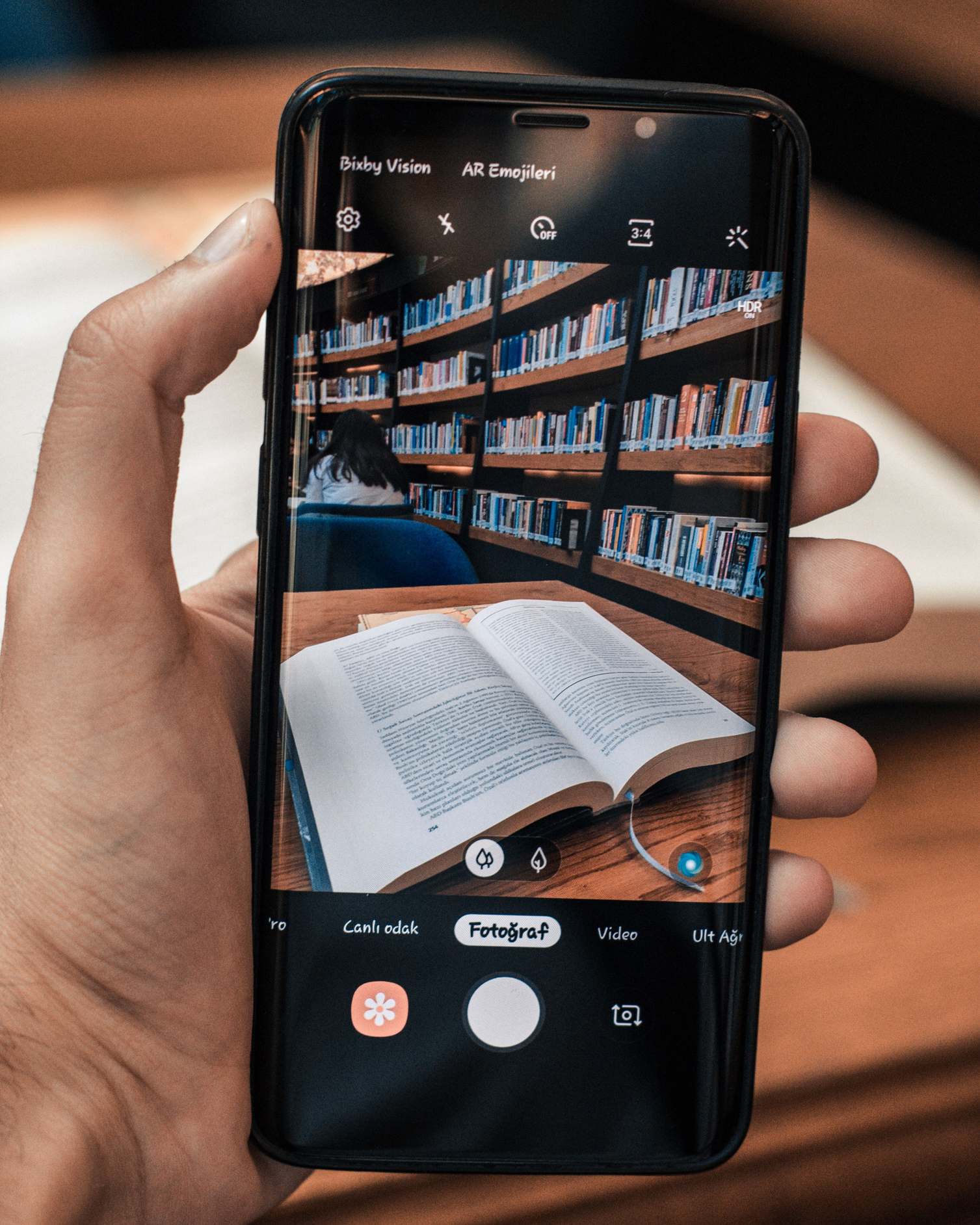 Beleg wird mit dem Smartphone fotografiert, Person fotografiert mit dem Telefon
