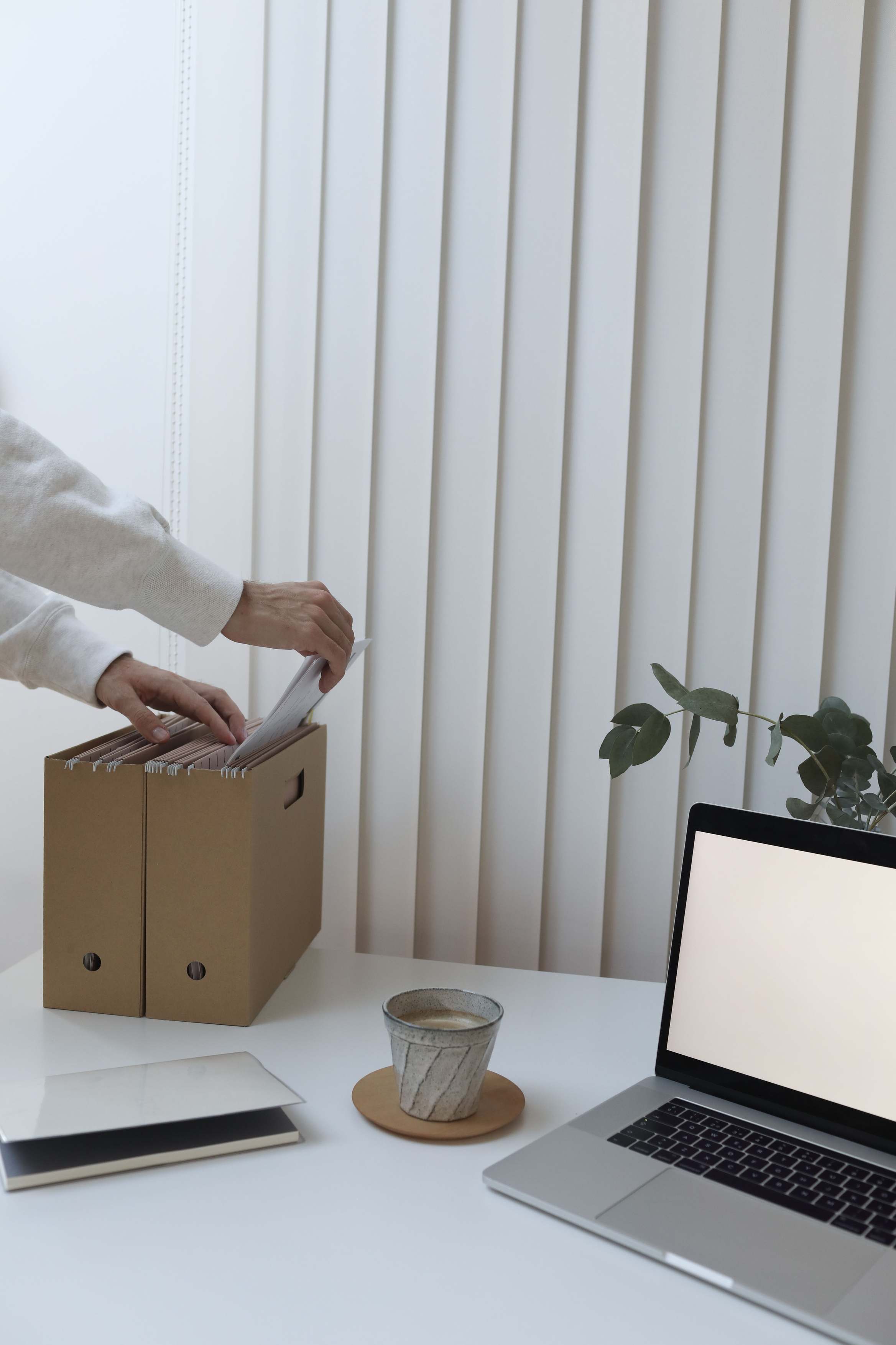 Laptop und Dokumente auf einem Arbeitsplatz, Büro mit Laptop